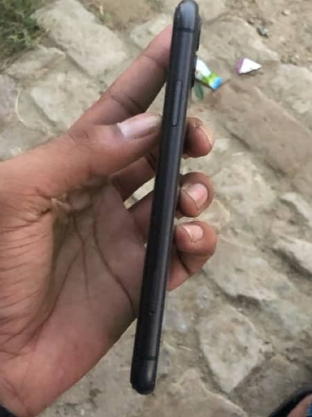 Iphone 11 64 GB Non PTA 3