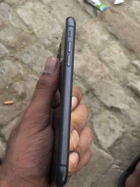 Iphone 11 64 GB Non PTA 4