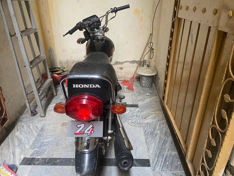 Honda 125cc 3200 kilometer only used look like a new 0