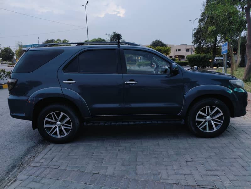 Toyota Fortuner V 2014 1