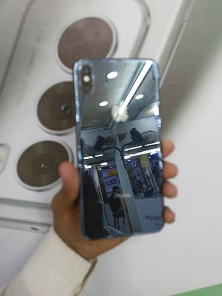 iPhone XSMax 256gb Face id issue back minor crack Chalna ma ok ha 2