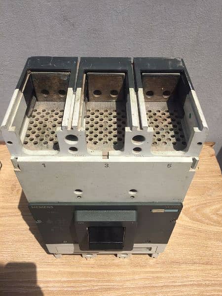 3 phase Breakers 250 Amp 4