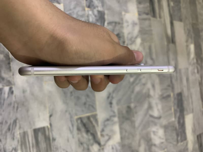 IPHONE 8 NON PTA 64 GB WHITE COLOR 3