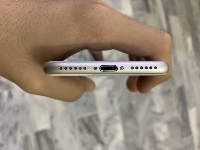 IPHONE 8 NON PTA 64 GB WHITE COLOR 4