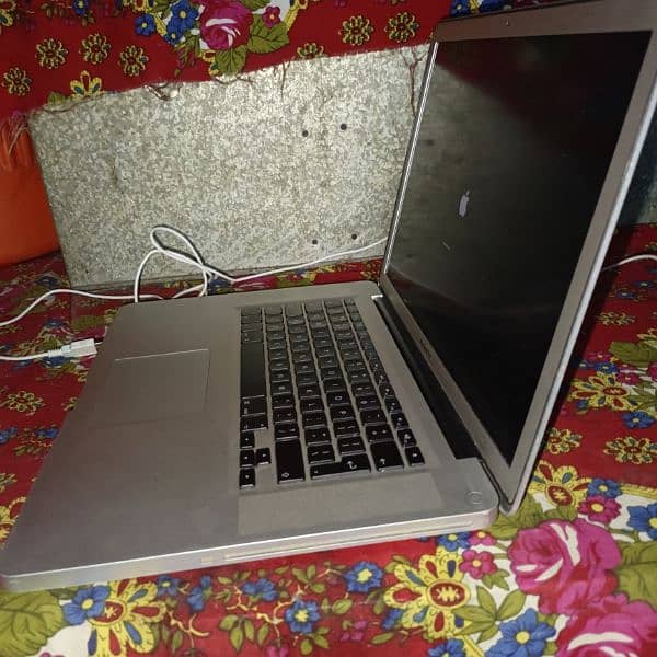 Apple Mac book pro 1