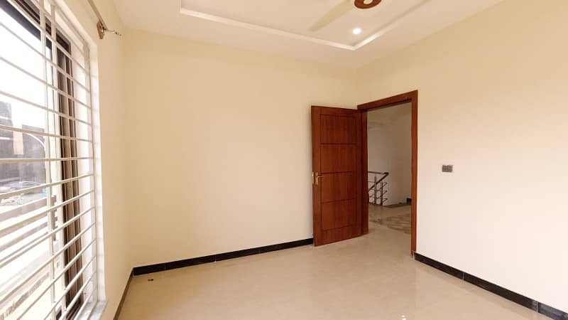 5 MARLA PARK FACING HOUSE FOR SALE in FAISAL TOWN BLOCK C 2