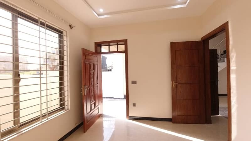 5 MARLA PARK FACING HOUSE FOR SALE in FAISAL TOWN BLOCK C 10