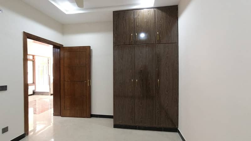 5 MARLA PARK FACING HOUSE FOR SALE in FAISAL TOWN BLOCK C 17