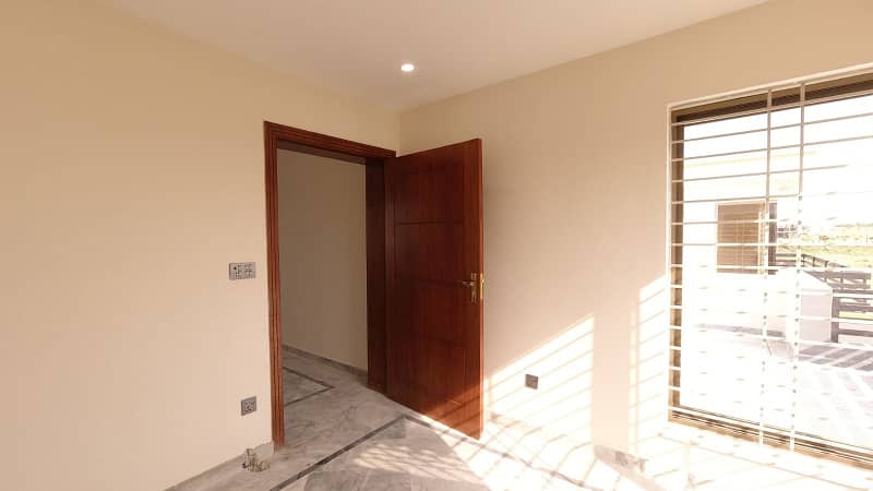 5 MARLA PARK FACING HOUSE FOR SALE in FAISAL TOWN BLOCK C 24