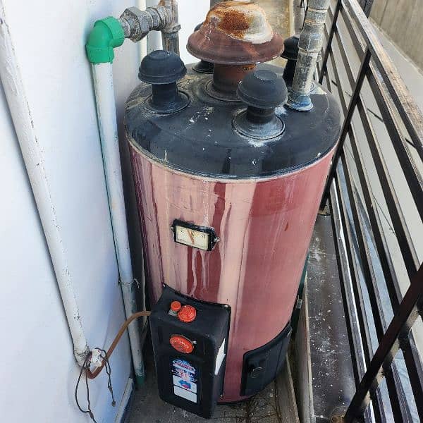 26 gallon gass geyser in working condition 1