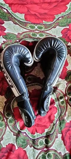 boxing gloves for sale in good condition