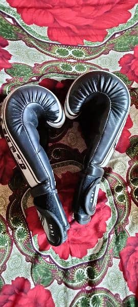 boxing gloves for sale in good condition 0