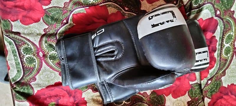 boxing gloves for sale in good condition 2