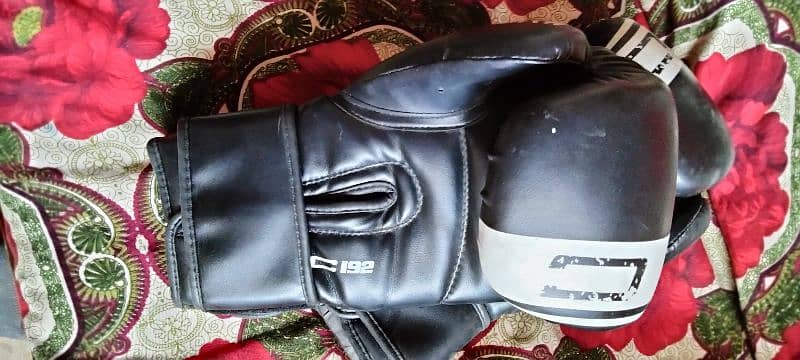 boxing gloves for sale in good condition 3