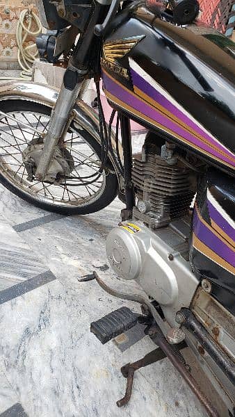 Original Honda 125 for sale in good condition. Genuine engine. 5