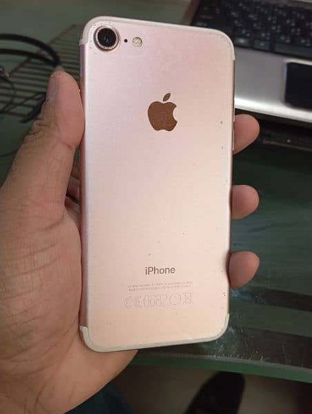 iPhone 7 - 128 GB - Rs: 18000 1