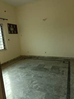 Portion for rent Main chaklala scheme 3 3bed 3bath kichan TV loung drawing room pani bijli Gass sab sab available location main chaklala scheme 3