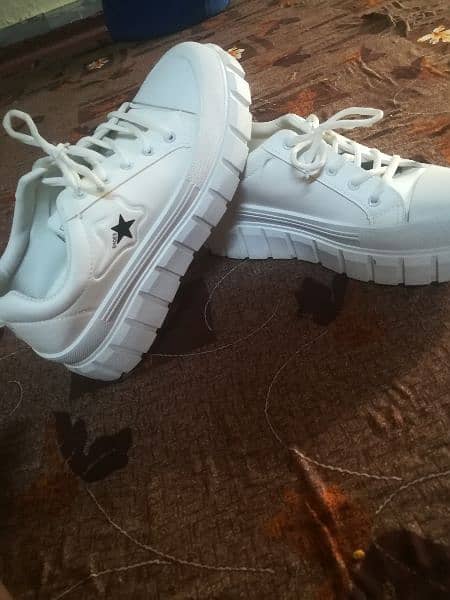 White shoes size 41  size 7 (urgent sale) 0