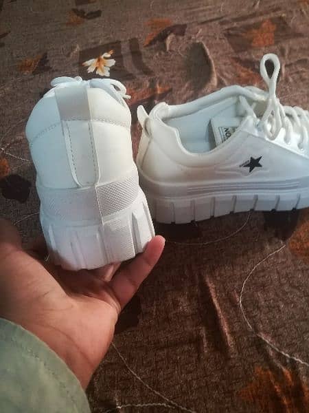 White shoes size 41  size 7 (urgent sale) 1