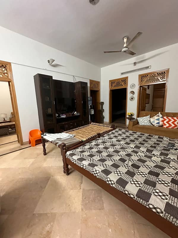 Portion for rent for hiring 3bed tv loung drawing room 3bath kichan pani bijli Gass sab available location zeeshan street 4