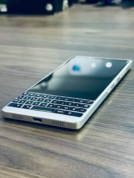 Blackberry Key 2 Silver Edition 3