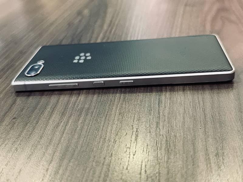 Blackberry Key 2 Silver Edition 5