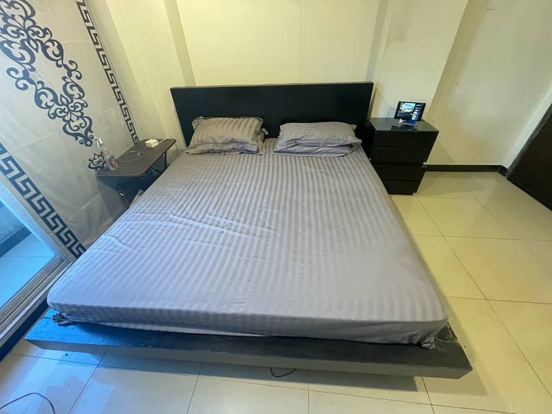 King Size bed with sidetables and diamond Matress 0