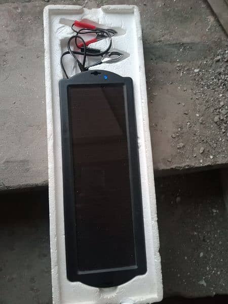 solar panel bahar ka hai yeah car ki battery charge karta hai 0