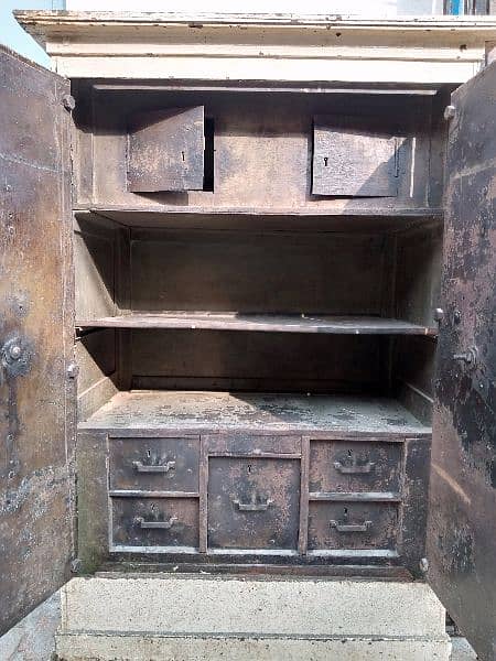 Antique Safe Tijori Locker 1