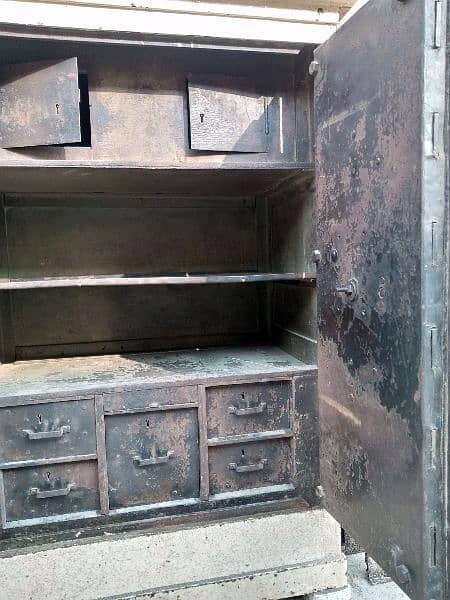 Antique Safe Tijori Locker 5