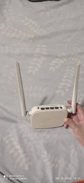 Tenda router/internet device 1