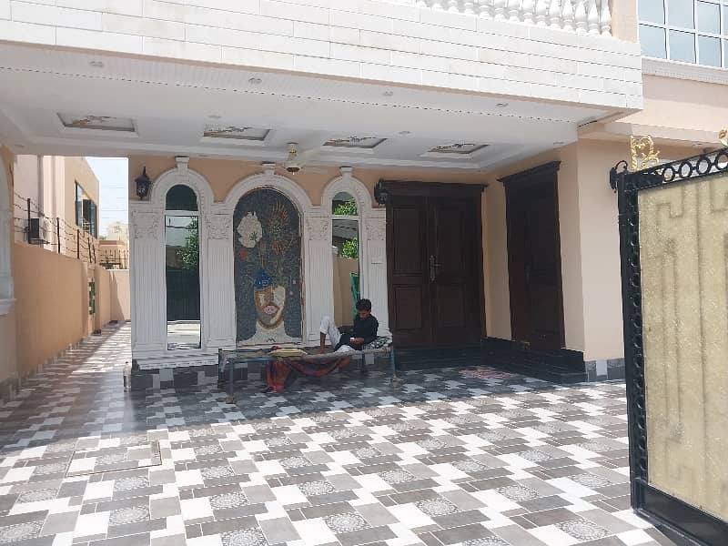 10 Marla House For Sale 5badroom TV Lounge Kitchen With Dring Room Garaj Bajli Pani Available Total Tiled Floor 0