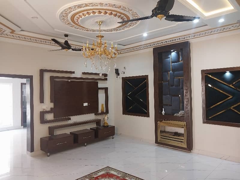 10 Marla House For Sale 5badroom TV Lounge Kitchen With Dring Room Garaj Bajli Pani Available Total Tiled Floor 4