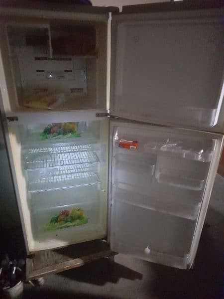 A fridge Mitsubishi made in Japan ۔ 0