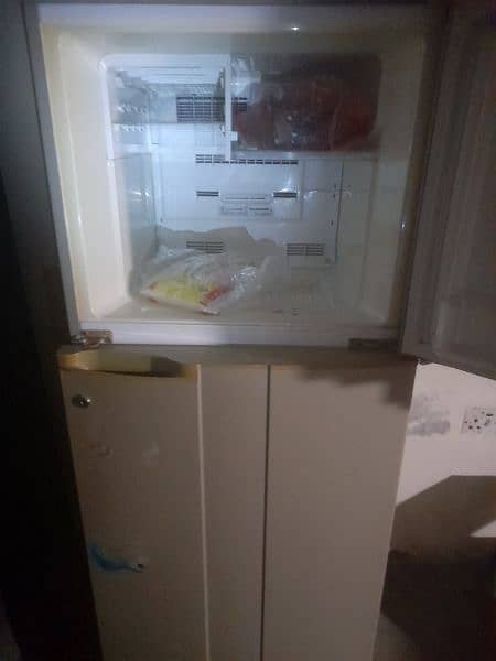 A fridge Mitsubishi made in Japan ۔ 1