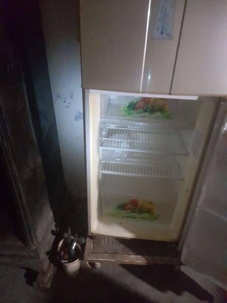 A fridge Mitsubishi made in Japan ۔ 7