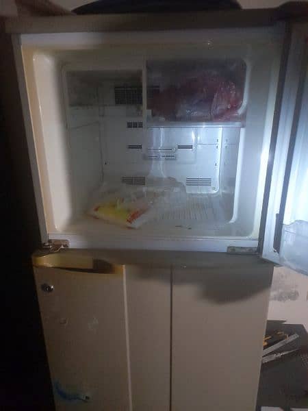 A fridge Mitsubishi made in Japan ۔ 11