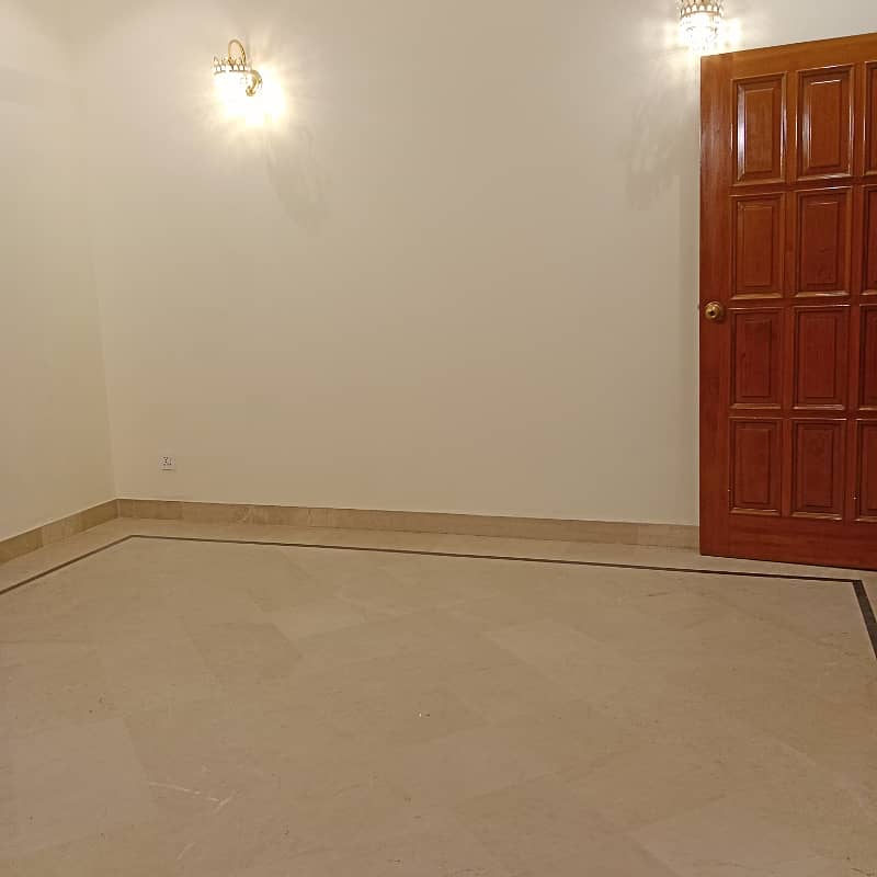 Prime Location Kanal Upper Portion For Rent in DHA Phase 4 Near Gold Crest Mall 8