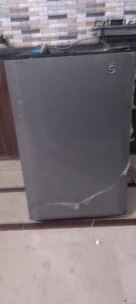 PEL. LIFE FRIDGE JUST LIKE NEW ONLY 5 MONTH USED 1