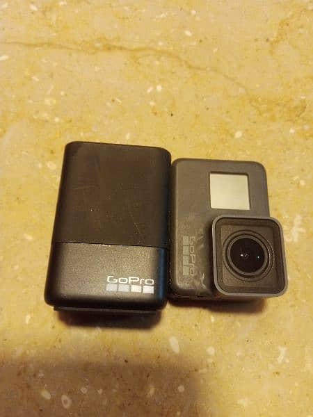 go pro hero 5 10/10 condition no use 11