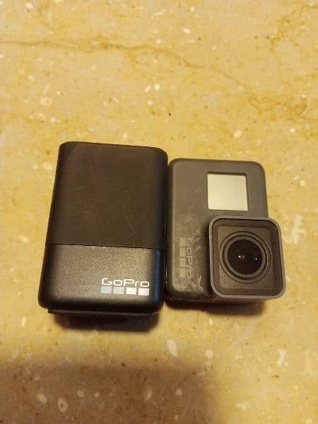 go pro hero 5 10/10 condition no use 12