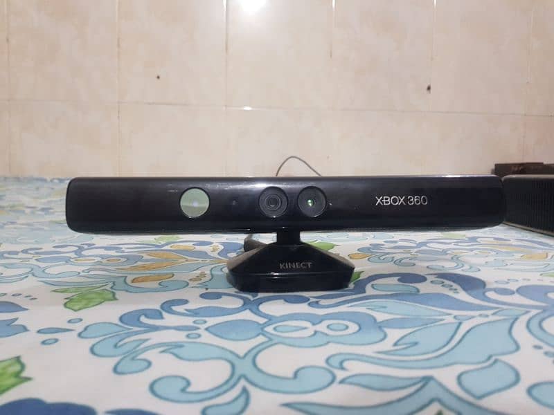 Xbox 360 excellent condition. 60 cds 4 controllers 2 batteries 1 kinect 4