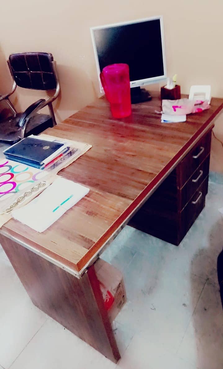 Office Table nd Chairs For Sale 1