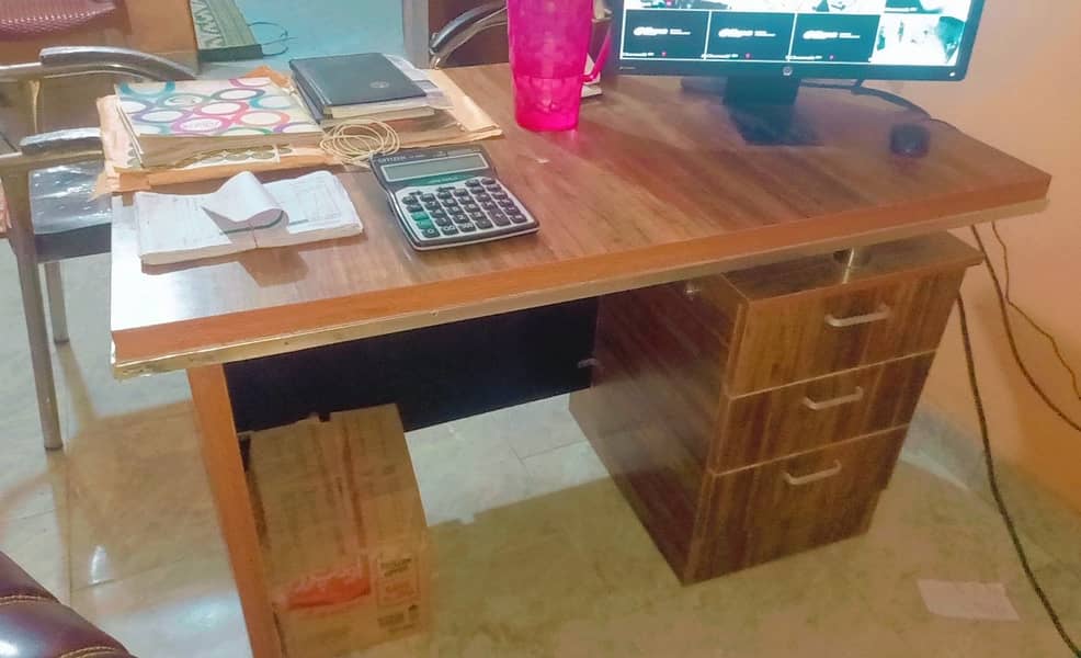 Office Table nd Chairs For Sale 6