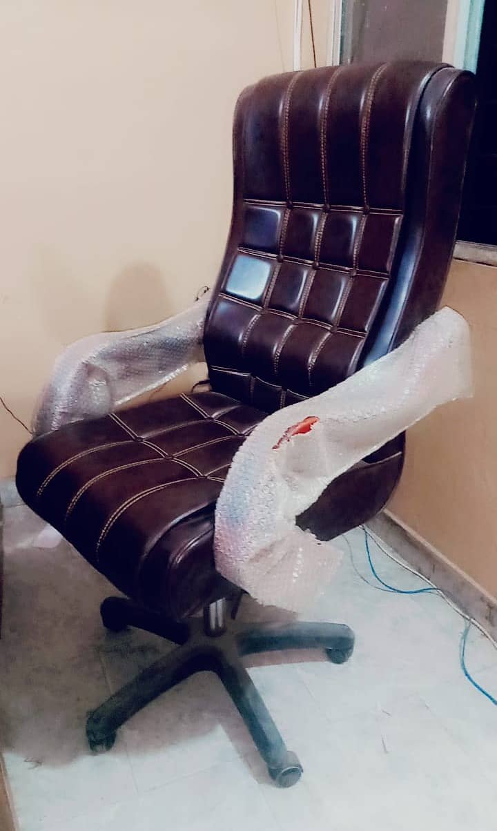 Office Table nd Chairs For Sale 9