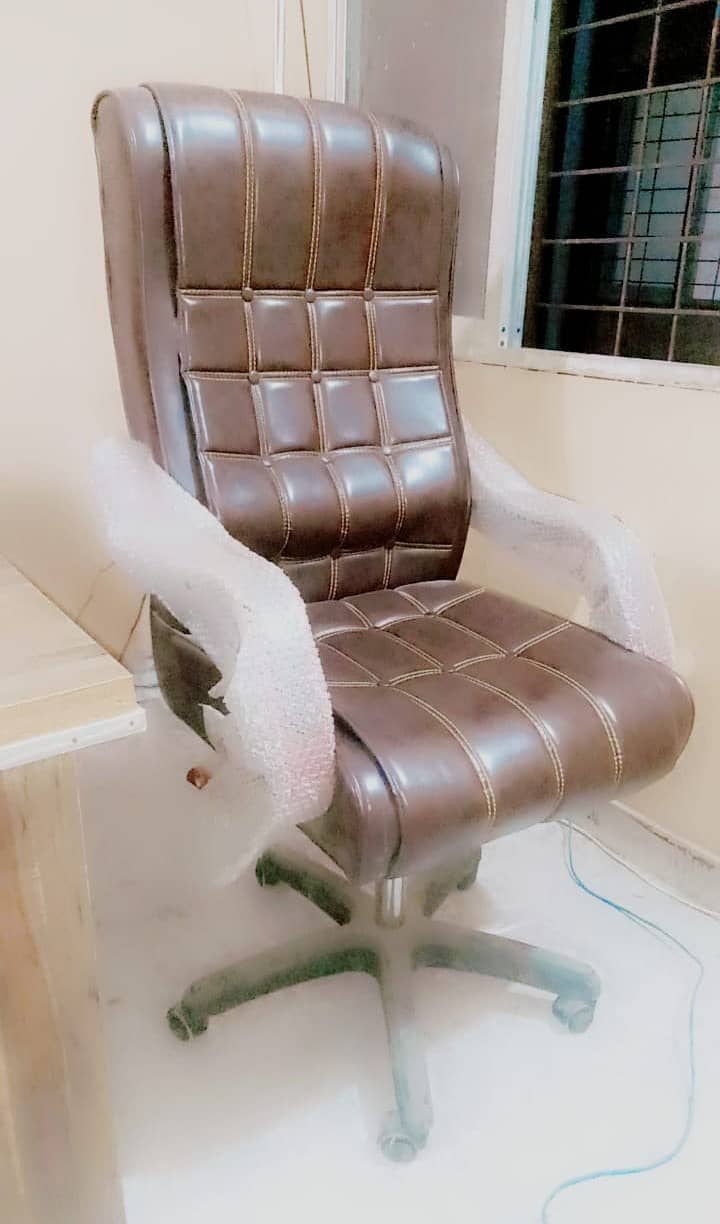 Office Table nd Chairs For Sale 12