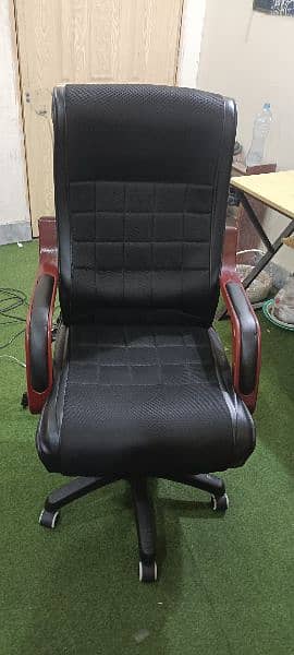 office chairs/ chairs/office tables/ Boss office chair/revolving chair 1