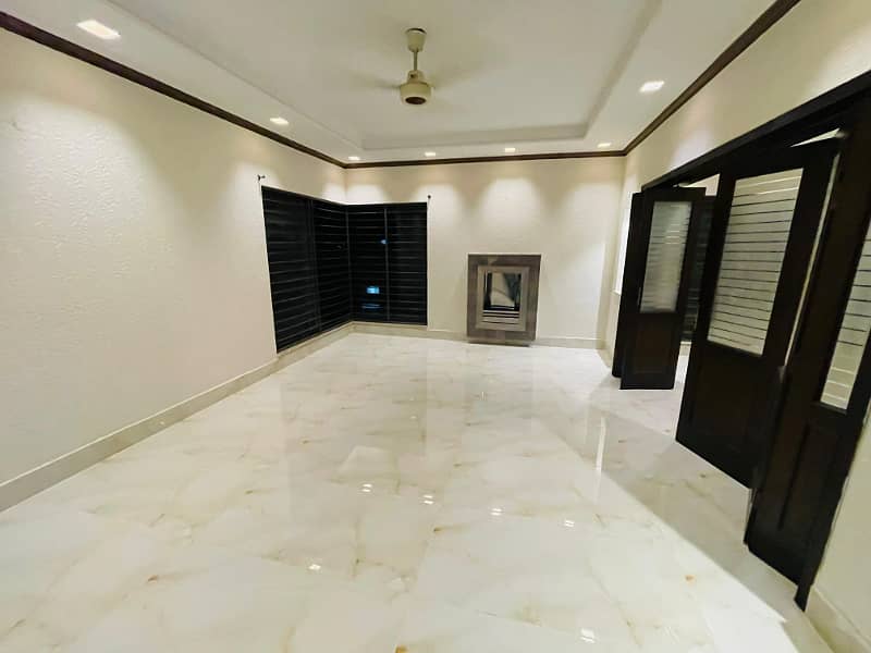 1 Kanal straight modern design house for rent near sport complex genuine add 2