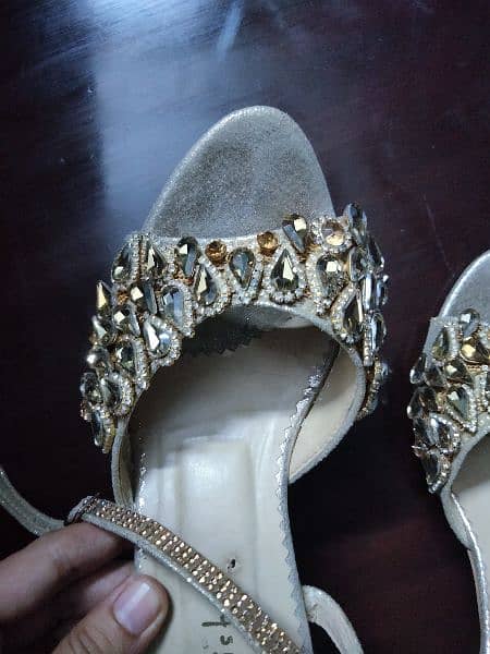 Golden fancy sandal in small heel 1