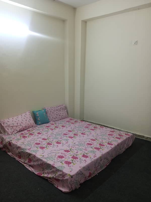 Furnish room available in G10/2 pha for ladies near noa Acdmy 0